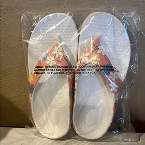 Spenco by Waco shoe company Pink and White Sandals with Textured Footbed